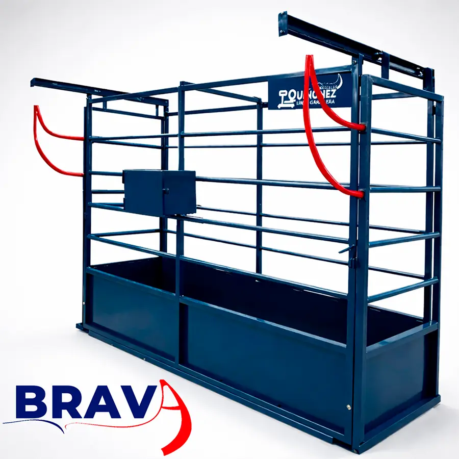 Báscula ganadera modelo Brava de Básculas Quiñonez, equipo estándar de sobrepiso con jaula metálica azul, jaladeras rojas ergonómicas y sistema de pesaje digital de alta precisión