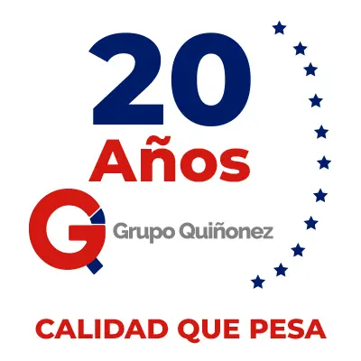 Sello conmemorativo de los 20 años de Grupo Quiñonez, con el logotipo G Q y el lema 'Calidad que Pesa', garantizando trayectoria en básculas ganaderas.